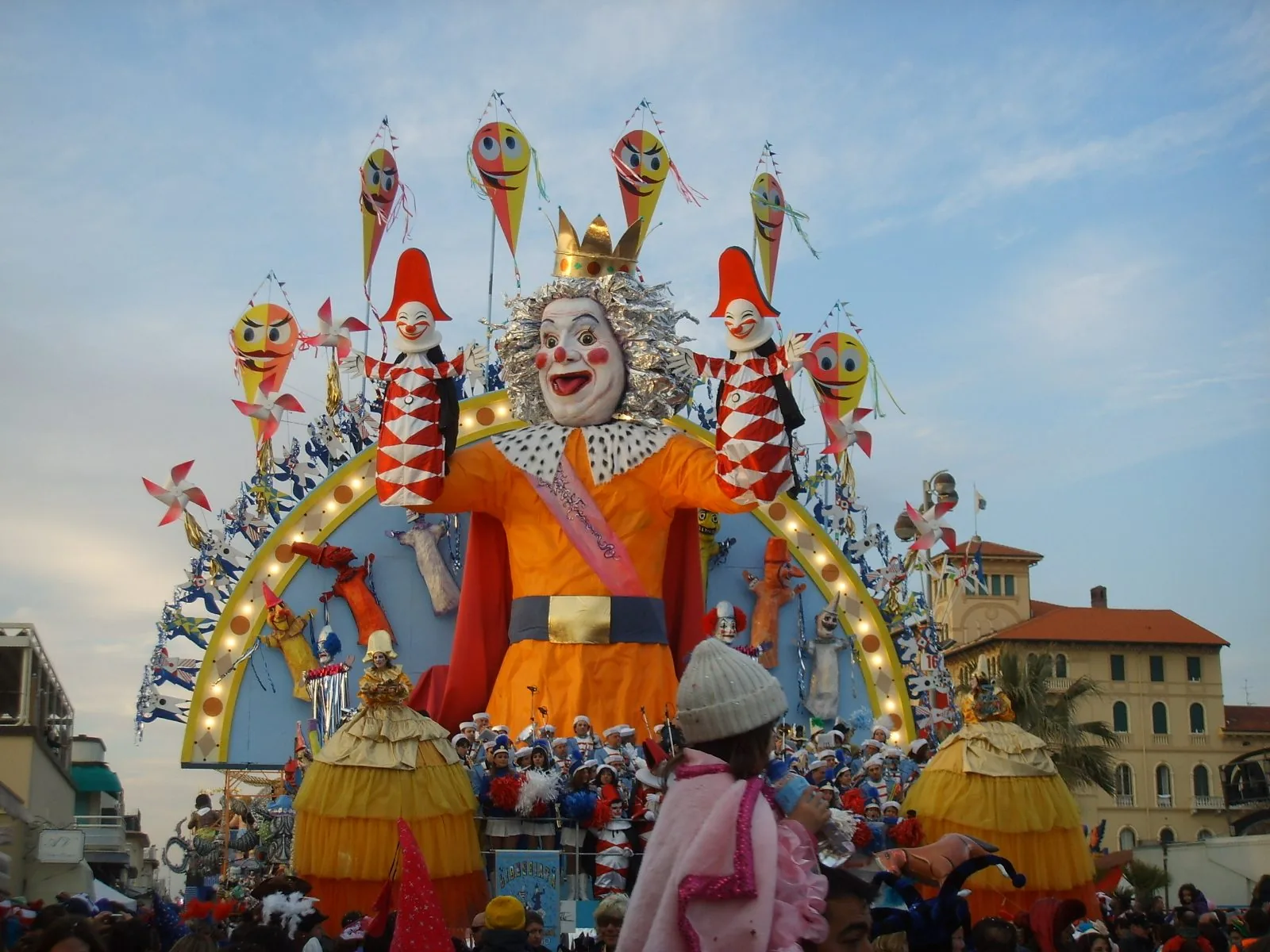 Carro allegorico del Carnevale di Viareggio con un grande re pagliaccio, aquiloni e girandole sul lungomare