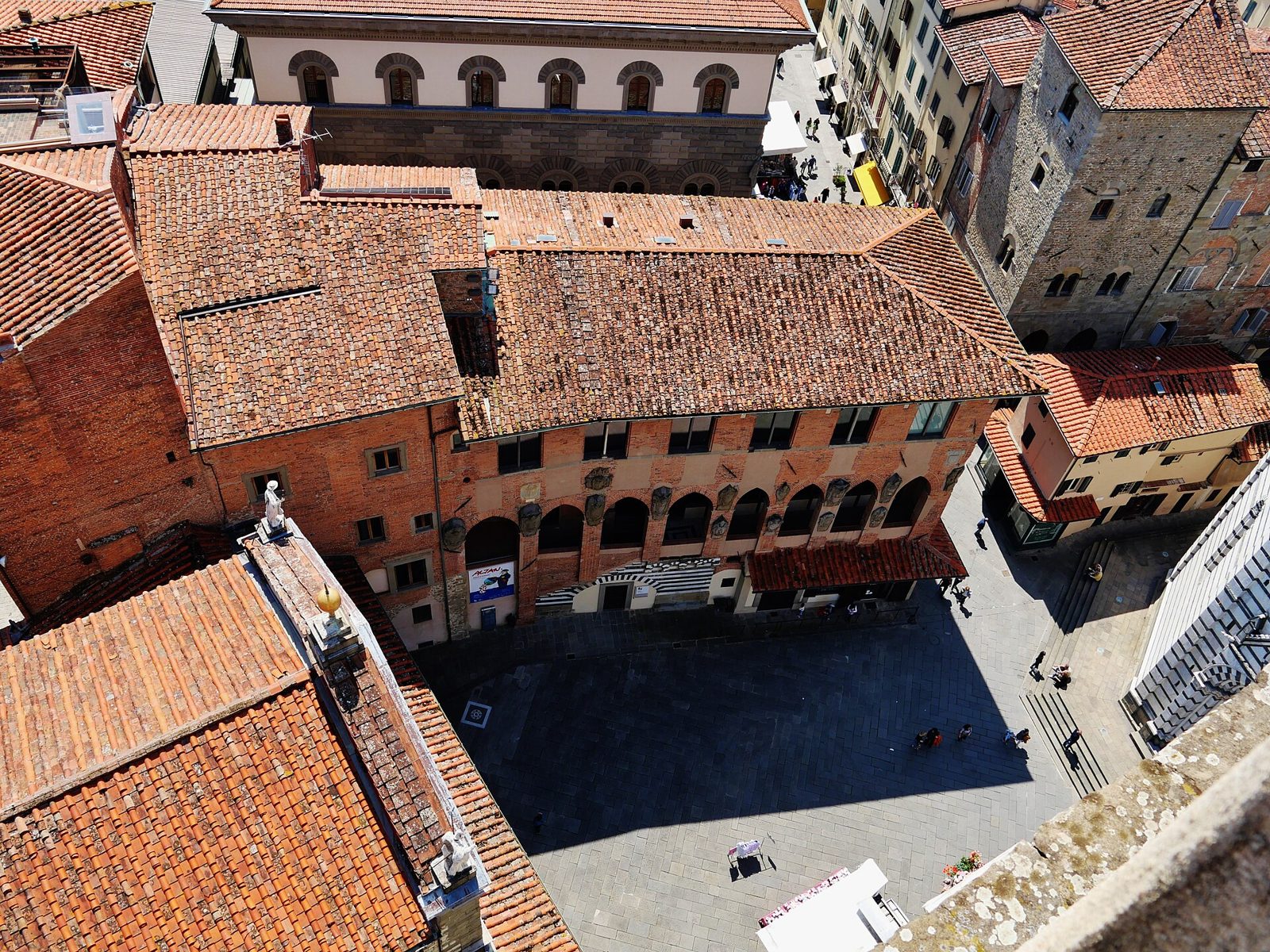 Piazza del Duomo di Pistoia vista dall'alto del campanile, con il Palazzo dei Vescovi e i tetti in cotto