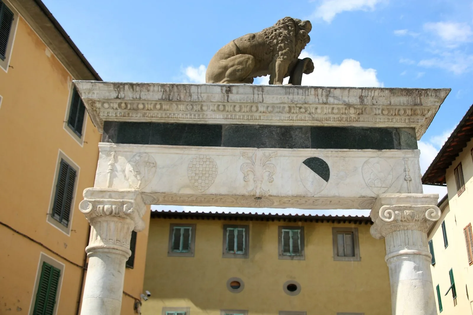 Il Pozzo del Leoncino in Piazza della Sala a Pistoia, con il leone in pietra sull'architrave