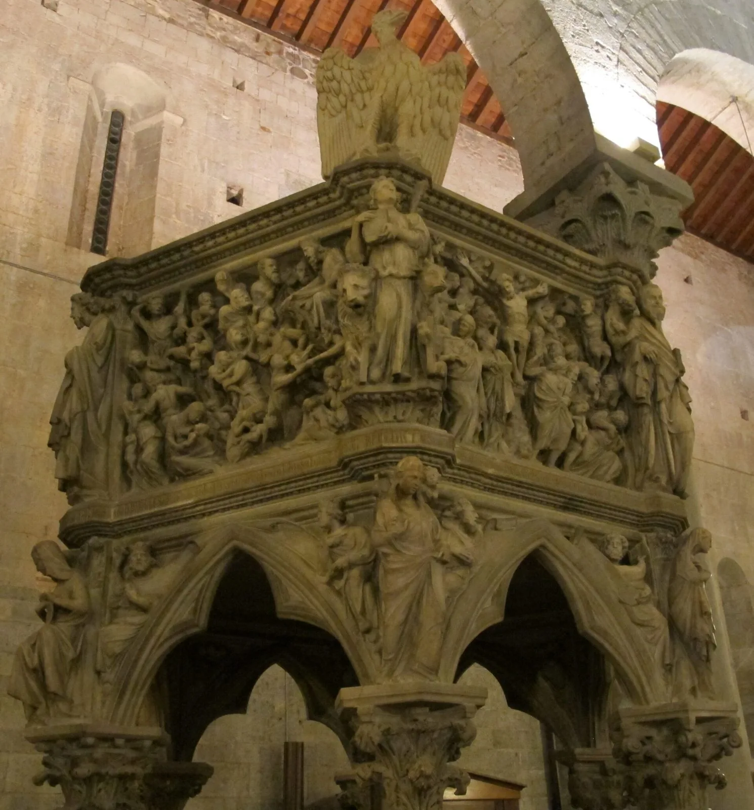 Il pulpito in marmo scolpito da Giovanni Pisano nella chiesa di Sant'Andrea a Pistoia
