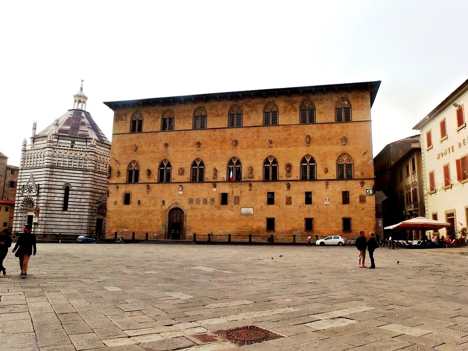 Piazza del Duomo a Pistoia con il Battistero e il Palazzo del Podestà
