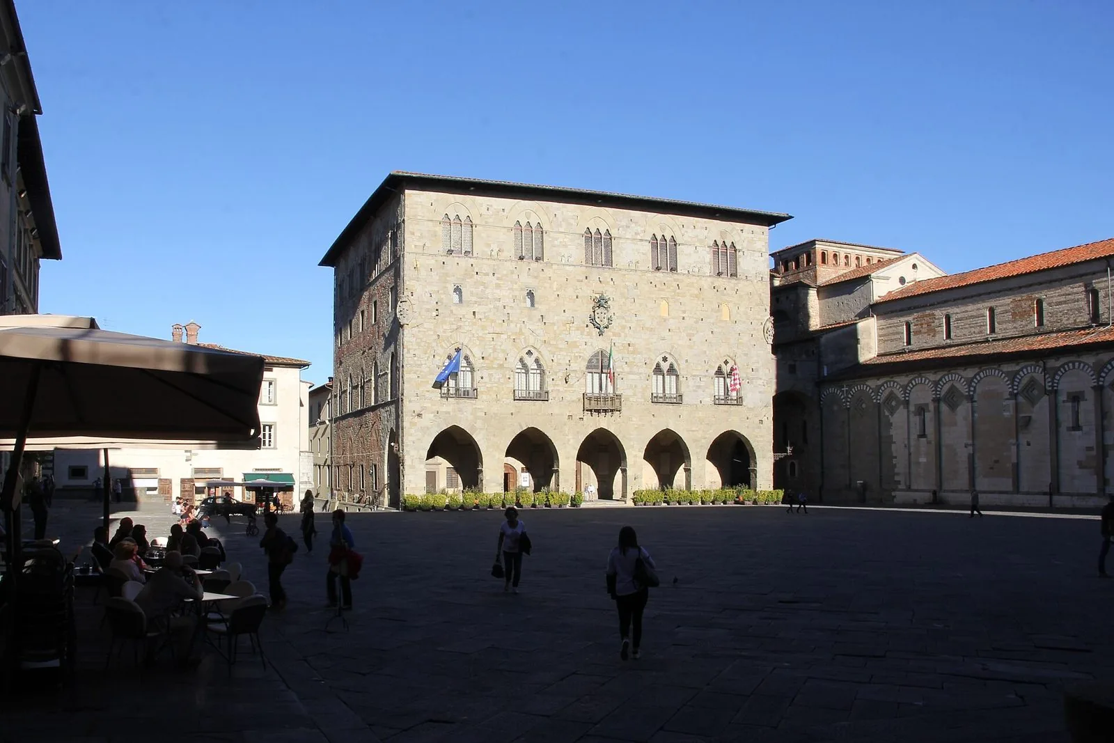 Il Palazzo del Comune, o degli Anziani, in Piazza del Duomo a Pistoia con il fianco della cattedrale